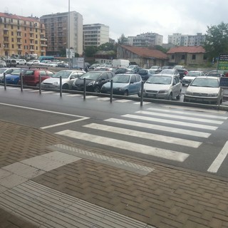 Savona, turisti alla ricerca di un taxi in stazione