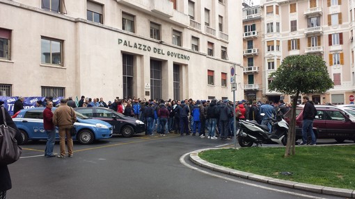 "Senza lavoro non c'è salute", presidio dei lavoratori della Tirreno Power in Prefettura a Savona "Senza lavoro non c'è salute", presidio dei lavoratori della Tirreno Power in Prefettura a Savona