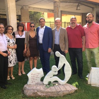 Andora: pausa caffè tra il sindaco Demichelis, il capogruppo di Forza Italia in Regione Vaccarezza e il Presidente Toti e tanti amici