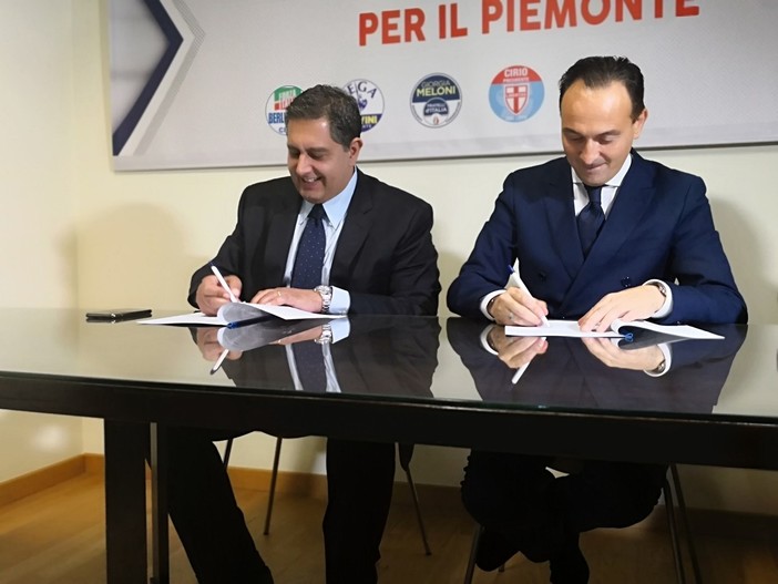 Vaccini, accordo Toti-Cirio: dal 1° luglio i liguri potranno ricevere la seconda dose direttamente in Piemonte Vaccini, accordo Toti-Cirio: dal 1° luglio i liguri potranno ricevere la seconda dose direttamente in Piemonte