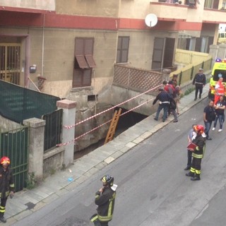 Savona, crollo di un terrazzo: uomo trascinato sotto le macerie, gravissimo