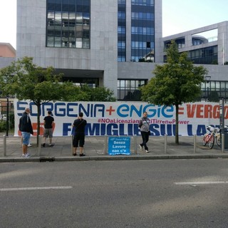 Tirreno Power, la protesta dei lavoratori arriva alla sede di Engie a Milano: attesa per incontro al Ministero Tirreno Power, la protesta dei lavoratori arriva alla sede di Engie a Milano: attesa per incontro al Ministero