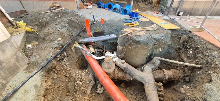 Rimozione e sostituzione condotta dell'acqua ad Albisola: i lavori proseguiranno nella notte