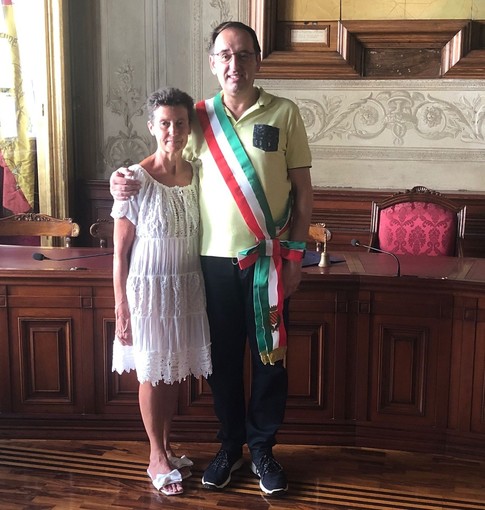 Da 65 anni sceglie Finale per le sue vacanze, il sindaco premia turista fedele Da 65 anni sceglie Finale per le sue vacanze, il sindaco premia turista fedele