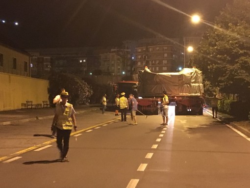 La "talpa" dell'Aurelia bis conclude il suo lavoro: durante la notte il trasporto da Corso Ricci al porto (FOTO e VIDEO)