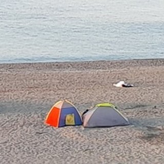Operazione della polizia municipale alla spiaggia alla foce del Letimbro contro i campeggiatori abusivi