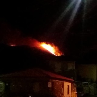 Bruciano anche le colline sopra Vendone, tre incendi stanno devastando la Provincia di Savona