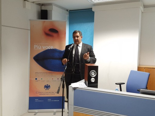Savona, l'importanza del terziario secondo Confcommercio, presidente Toti: "Lavoriamo per uno sportello unico" Savona, l'importanza del terziario secondo Confcommercio, presidente Toti: "Lavoriamo per uno sportello unico"