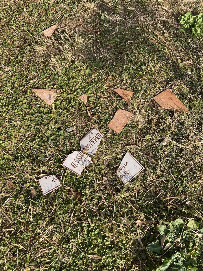 Albisola, distrutta la targa in ceramica sulla passeggiata dell'artista Alessandro Perico