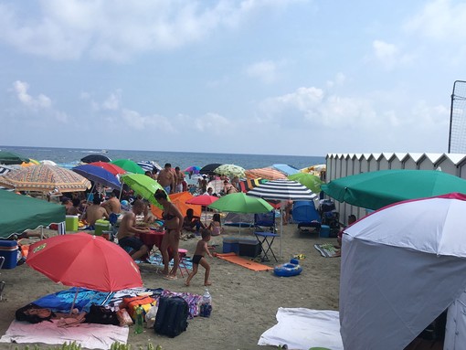 "Tendopoli" improvvisate e "processioni" verso il mare: un altro weekend di grandi numeri per il "turismo low cost" (FOTO e VIDEO)