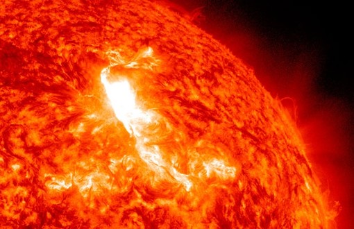 Tempeste solari dietro i black out: giornata nera per le telecomunicazioni