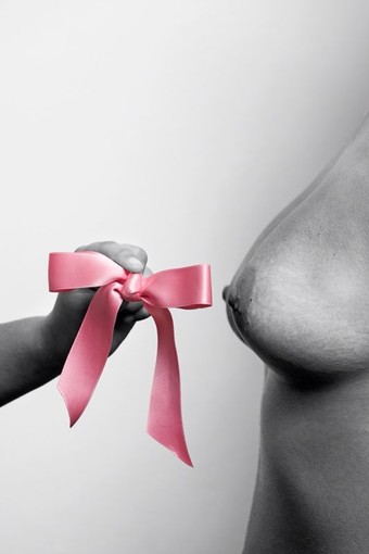Sabato Alassio si tinge di rosa per combattere il tumore al seno