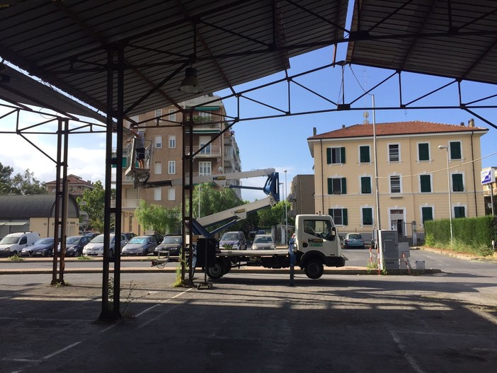 Albenga, via al restyling della tettoia di piazza Corridoni (FOTO)