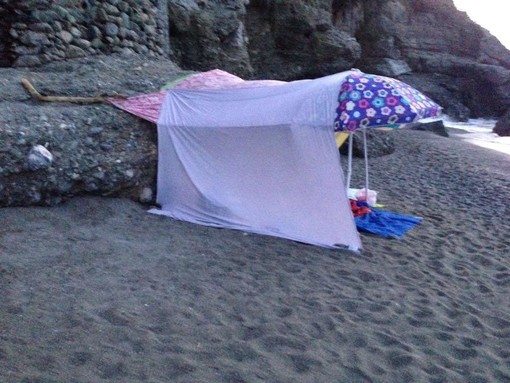 Bivacchi abusivi in spiaggia ad Albisola, intervento dei Carabinieri Bivacchi abusivi in spiaggia ad Albisola, intervento dei Carabinieri