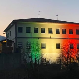 Coronavirus, Roccavignale accende il tricolore sul palazzo comunale: "Uniti si vince" (FOTO)