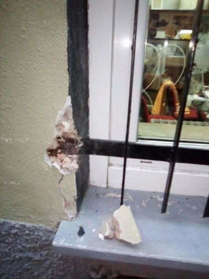 Tentato furto in via Roma ad Albenga, Lucia Toscano del negozio "Ditelo con i fiori": "Non ce la facciamo più"