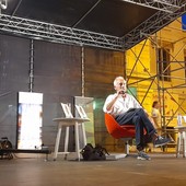 Savona, Travaglio riempie piazza Sisto: "Per le guerre bisogna cercare le cause, non le colpe che attengono alla morale"