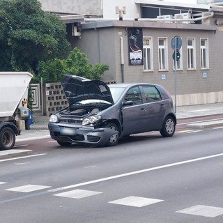 Savona, tamponamento tra auto in via Nizza: viabilità in tilt (FOTO)