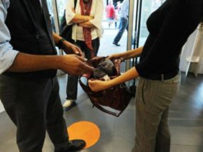 Savona, arrestati vigilantes dell'Ipercoop che avrebbero chiesto uno spogliarello Savona, arrestati vigilantes dell'Ipercoop che avrebbero chiesto uno spogliarello