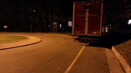 il problema TIR si espande col parcheggio selvaggio anche alla CONAD di Quiliano