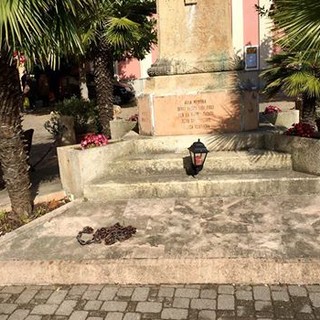 Tovo S.Giacomo: vandali in azione, colpito il monumento ai caduti