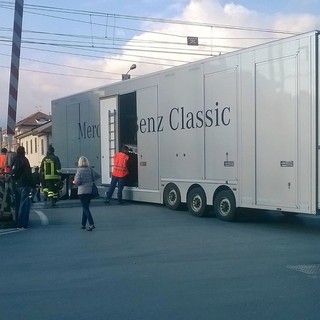 Tir della Mercedes incastrato tra i tralicci al passaggio a livello a Diano Marina: disagi al traffico ferroviario (FOTO e VIDEO)