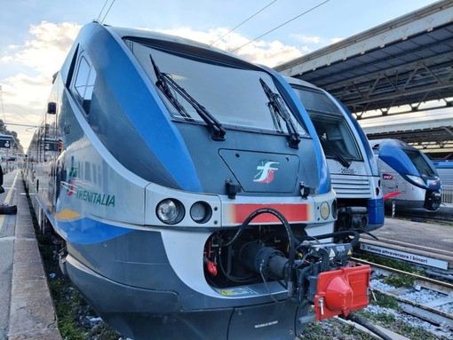 Inconveniente tecnico ad un passaggio a livello: treni rallentati, caos alla viabilità sul lungomare di Pietra