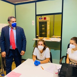 Covid, quasi 1.600 vaccini somministrati nel primo "open night" della Liguria