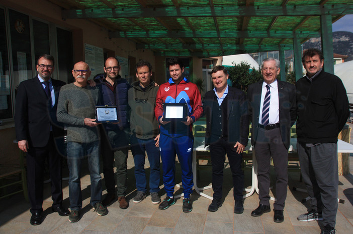 Finale la "Davide del tennis" supera le "Golia d'Italia": consegnati al circolo locale i riconoscimenti nazionali (FOTO e VIDEO) Finale la "Davide del tennis" supera le "Golia d'Italia": consegnati al circolo locale i riconoscimenti nazionali (FOTO e VIDEO)