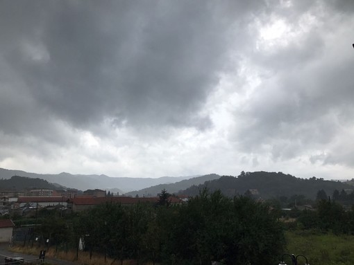 Cambia il meteo, in arrivo una linea temporalesca sulla Liguria, attesi rovesci e vento forte nel pomeriggio Cambia il meteo, in arrivo una linea temporalesca sulla Liguria, attesi rovesci e vento forte nel pomeriggio