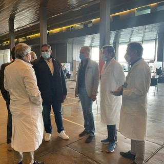 Toti in visita all’hub vaccinale della Fiera di Genova: &quot;Liguria ai limiti della somministrazione&quot; (FOTO)