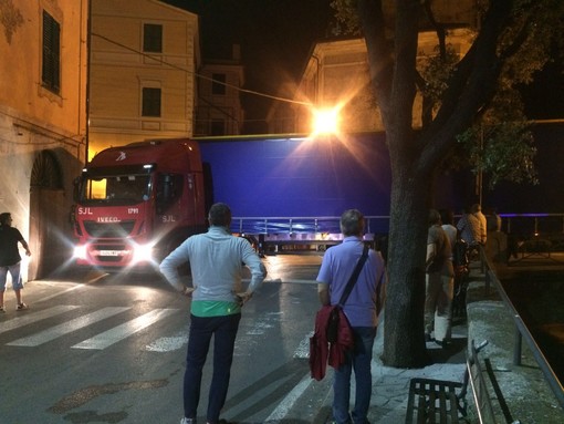 A10 chiusa per incendio: tir incastrato sul ponte medioevale di Finalborgo (FOTO e VIDEO) A10 chiusa per incendio: tir incastrato sul ponte medioevale di Finalborgo (FOTO e VIDEO)