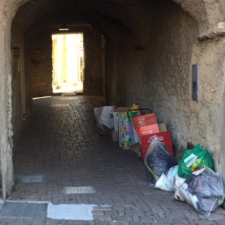 Tovo, il sindaco Oddo "sgrida" la cittadinanza: "Il 20% dei rifiuti non differenziato non è stato ritirato, chi fa il furbo non prova vergogna?"