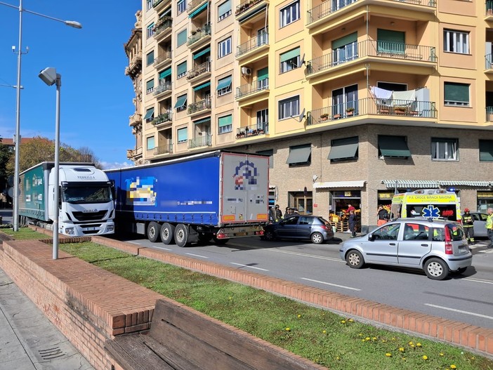 Savona, tamponamento tra tir e auto in corso Mazzini (FOTO)