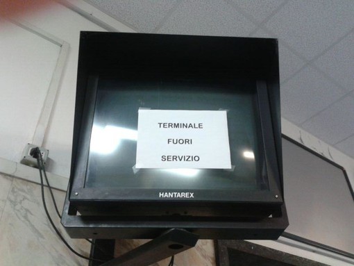 Il terminale degli orari della stazione di Finale Ligure è guasto da mesi