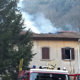 Divampano le fiamme sul tetto di una casa al Santuario di Savona (FOTO e VIDEO)