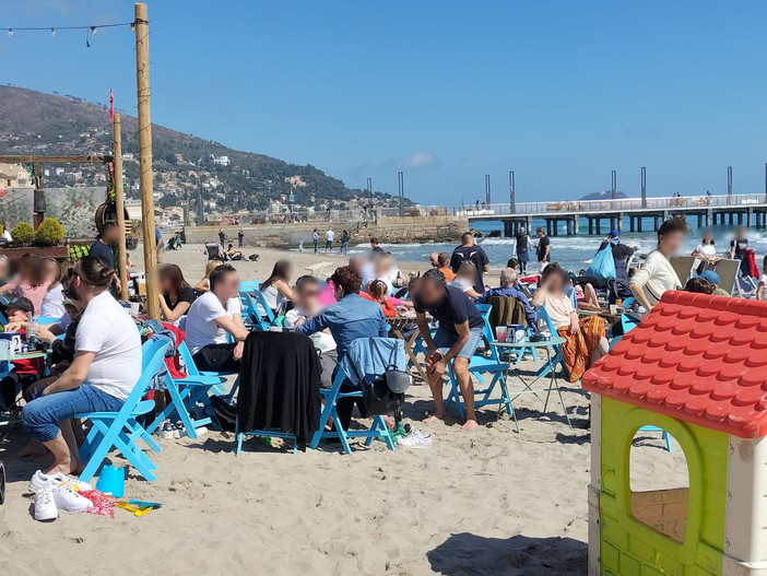 Il sole della primavera torna a scaldare la Riviera, tra tintarella e pause di gusto (FOTO) Il sole della primavera torna a scaldare la Riviera, tra tintarella e pause di gusto (FOTO)