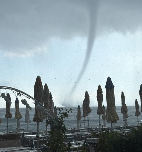 Tromba marina al largo di Varazze: le immagini del fenomeno nel mare varazzino Tromba marina al largo di Varazze: le immagini del fenomeno nel mare varazzino