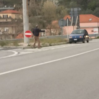 "Sono rimasto senza benzina": finta auto in panne per scroccare soldi