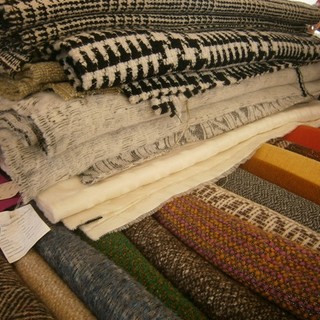 Crisi del tessile anche in Provincia di Savona: i tessuti si vendono quasi solo al mercato, chiusi molti negozi