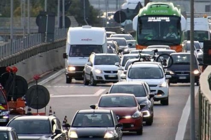 Autostrade, Toti: "Situazione assurda, inaccettabile piano che prevede chiusure. Pronti ad andare in Tribunale" Autostrade, Toti: "Situazione assurda, inaccettabile piano che prevede chiusure. Pronti ad andare in Tribunale"