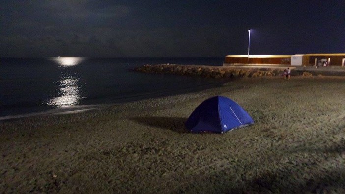 Albenga: l'estate sta finendo, ma le tende in spiaggia rimangono