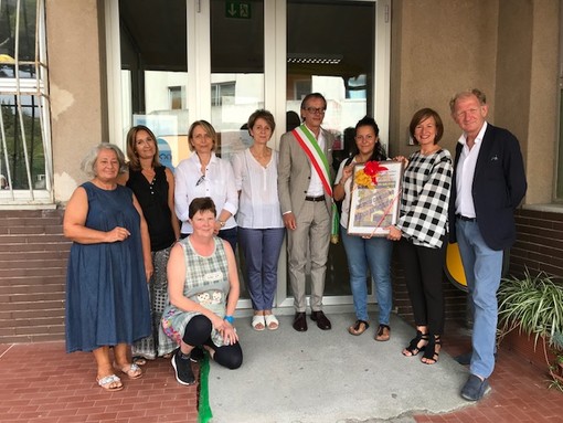 Albenga: primo giorno di scuola, consegnata una targa per i lavori realizzari con il bilancio partecipativo Albenga: primo giorno di scuola, consegnata una targa per i lavori realizzari con il bilancio partecipativo