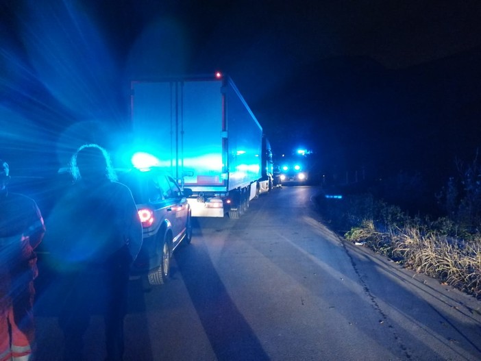 Finale, tir spagnolo bloccato lungo la SP 27 per Orco Feglino: l'intervento dei soccorsi risolve la situazione