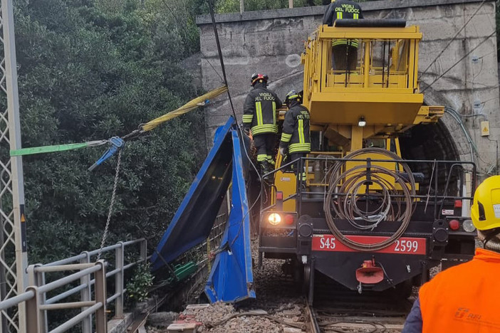 Materiale disperso dalla A10 sulla linea ferroviaria: riprende la circolazione dei treni tra Ventimiglia e Genova Materiale disperso dalla A10 sulla linea ferroviaria: riprende la circolazione dei treni tra Ventimiglia e Genova