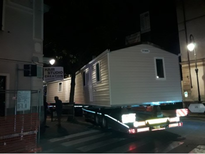 Trasporto eccezionale ma rimangono incastrati con le case prefabbricate nelle vie di Albenga Trasporto eccezionale ma rimangono incastrati con le case prefabbricate nelle vie di Albenga