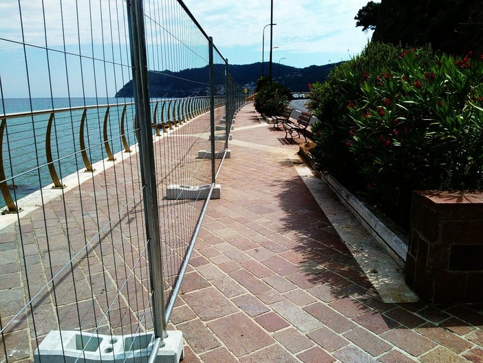 Alassio, lungomare transennato verso Laigueglia. AssoRistoBar: "Un breve disagio nel nome della sicurezza"