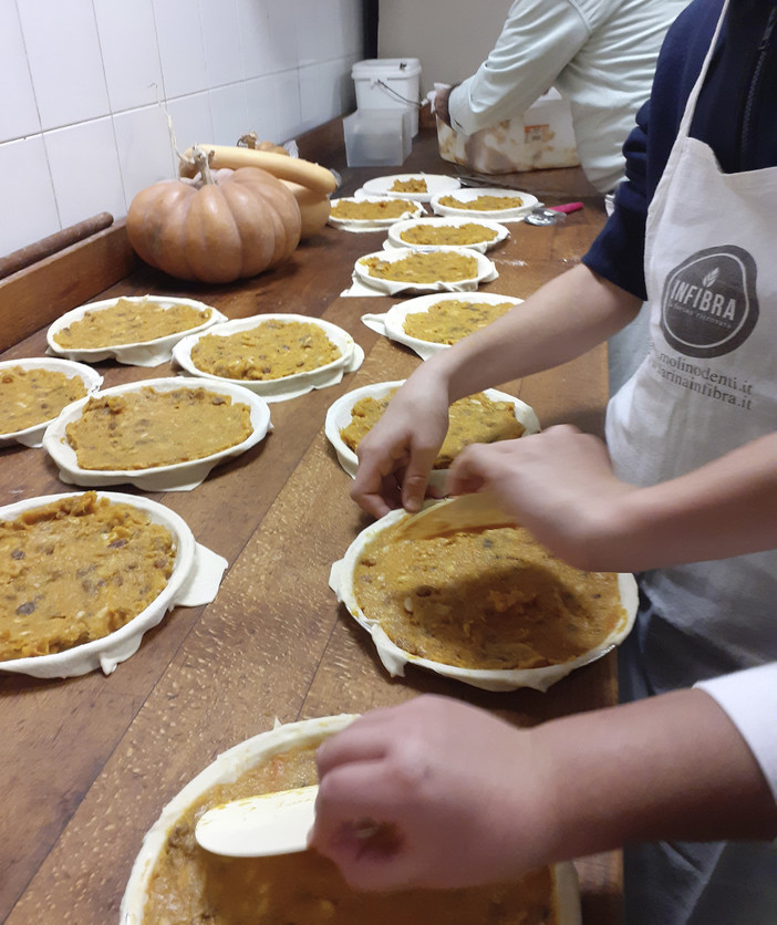 Borgio Verezzi, gli alunni della scuola media a lezione di cultura della cucina locale con la torta di zucca