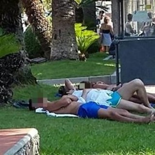 Noli presa d'assalto dai turisti, tra chi riposa sulle aiuole e chi lascia le spiagge sporche Noli presa d'assalto dai turisti, tra chi riposa sulle aiuole e chi lascia le spiagge sporche