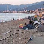 Savona, tende e accampamenti sulle spiagge libere, sgomberate le tendopoli